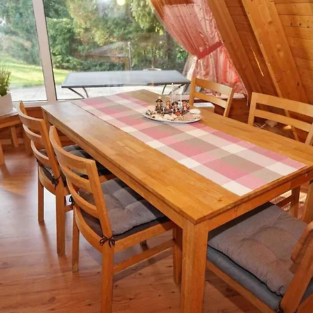 Zeltdachhaus Mit Grossem Grundstue *