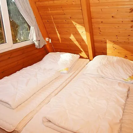 Zeltdachhaus Mit Grossem Grundstue *