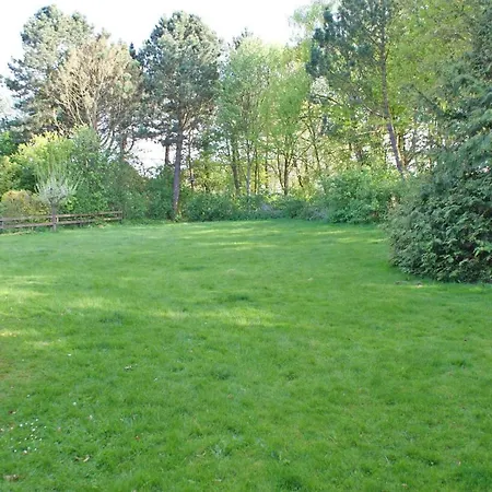 Zeltdachhaus Mit Grossem Grundstue
